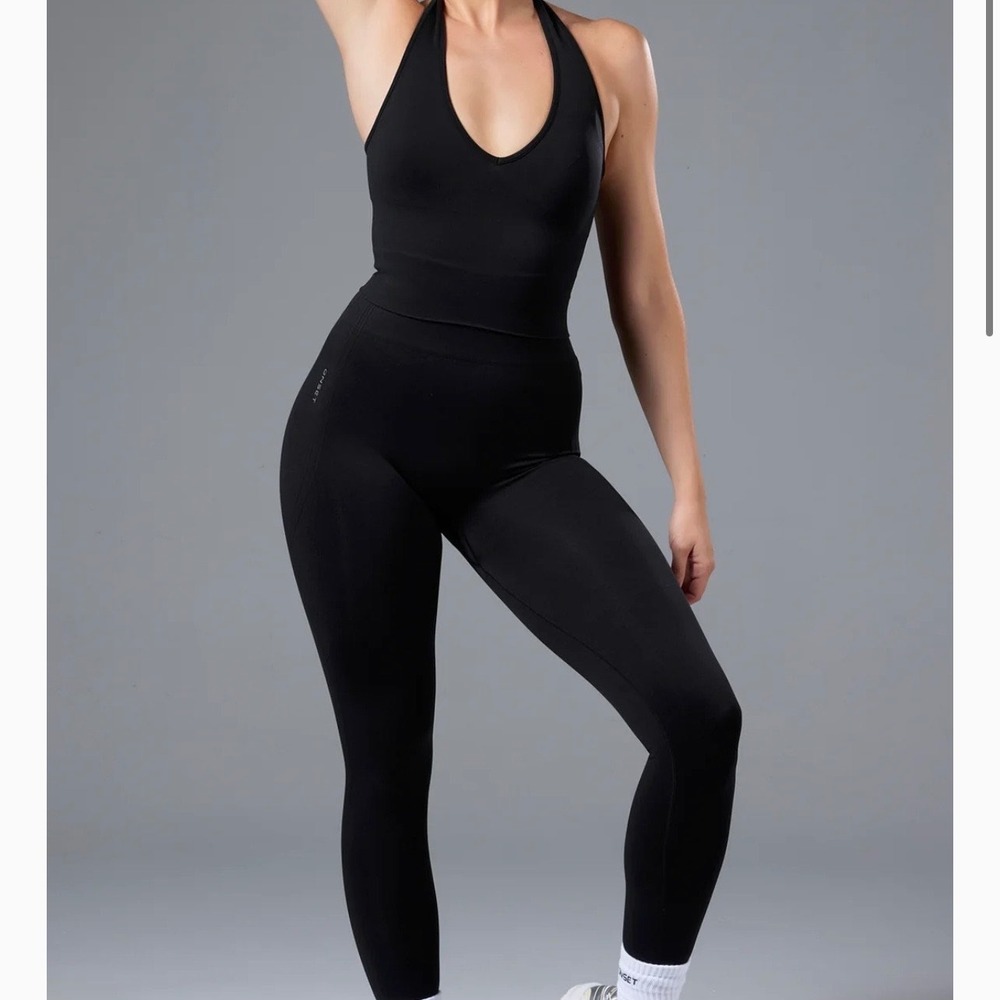 Onset Seamless High Waist Leggings and Halter Neck Sports Bra Set Black S Sporty
